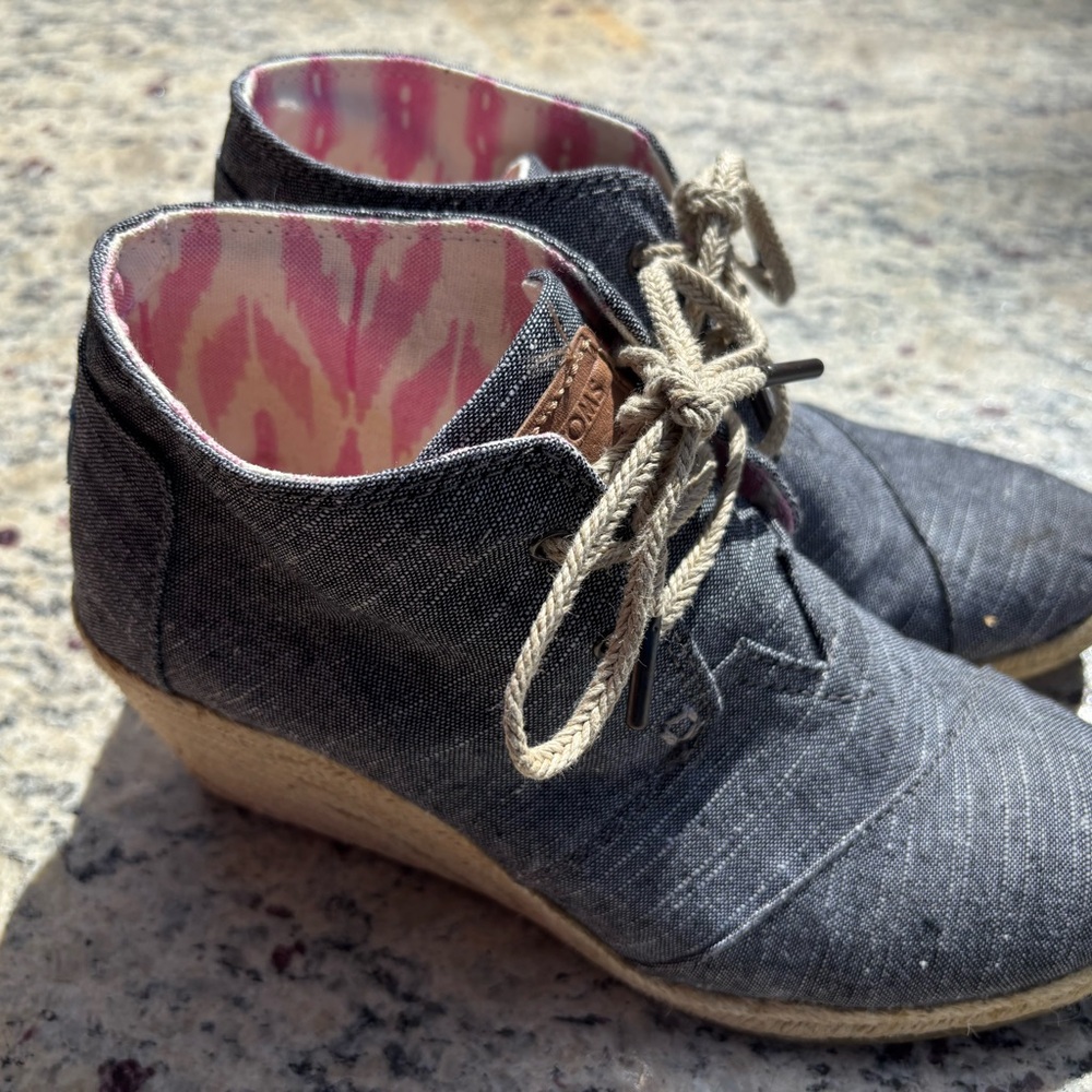 Toms Gray Canvas Lace-Up Wedge Ankle Booties with Pink Lining
